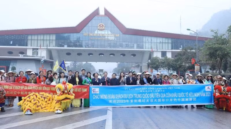 Khách du lịch Trung Quốc thường xuyên nhập cảnh qua cửa khẩu quốc tế Hữu Nghị (huyện Cao Lộc, Lạng Sơn).