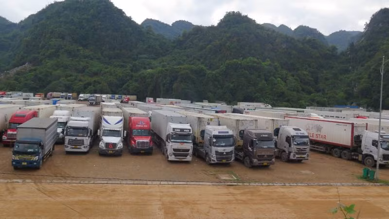 Các xe chở hàng hóa chờ làm thủ tục xuất khẩu qua cửa khẩu quốc tế Hữu Nghị.