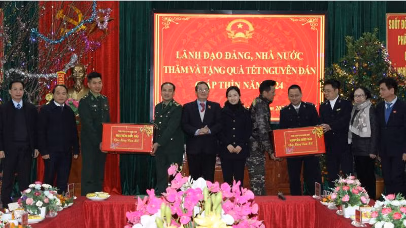 Phó Chủ tịch Quốc hội Nguyễn Đức Hải tặng quà các lực lượng chức năng làm việc tại khu vực cửa khẩu.