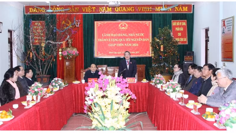 Phó Chủ tịch Quốc hội và đoàn công tác làm việc với cấp ủy, chính quyền xã Bính Xá và lãnh đạo chủ chốt huyện Đình Lập (Lạng Sơn).