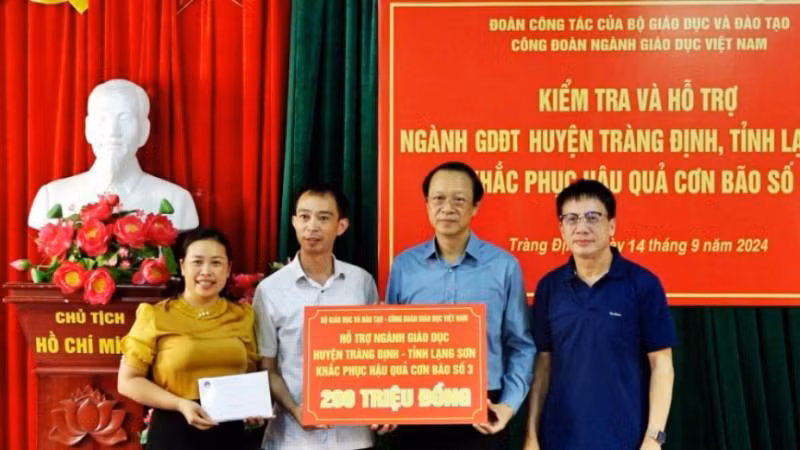 Đồng chí Phạm Ngọc Thưởng, Thứ Trưởng Giáo dục và Đào tạo trao hỗ trợ cho ngành giáo dục Tràng Định.