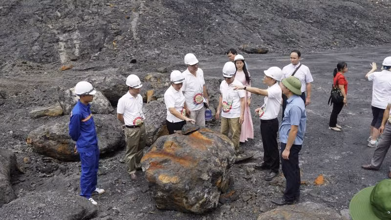 Đoàn chuyên gia cùng các đại biểu đến thẩm định vùng trũng Na Dương, Lộc Bình (Lạng Sơn).