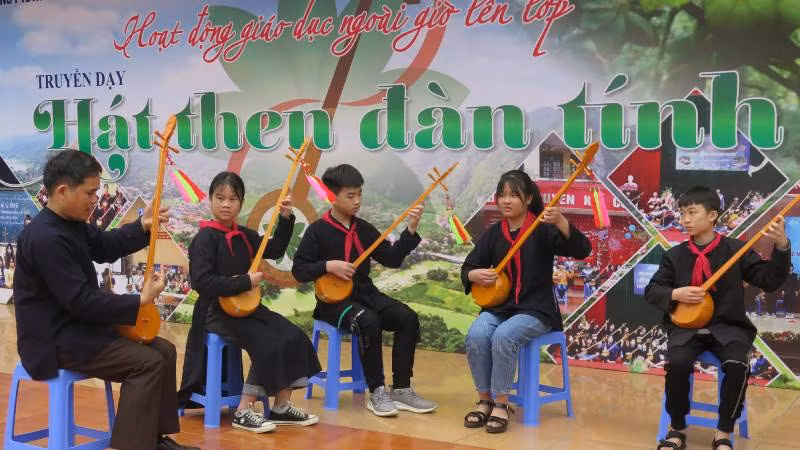 Trang phục truyền thống của dân tộc Tày được các em học sinh Trường phổ thông dân tộc nội trú, Trung học cơ sở thị trấn Văn Quan (Lạng Sơn) mặc để tham dự lớp dạy học hát then, đàn tính.