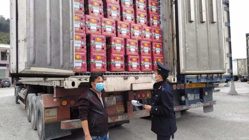 Lực lượng hải quan cửa khẩu phụ Tân Thanh kiểm tra hàng nông sản trước khi xuất khẩu qua biên giới. Lực lượng hải quan cửa khẩu phụ Tân Thanh kiểm tra hàng nông sản trước khi xuất khẩu qua biên giới.