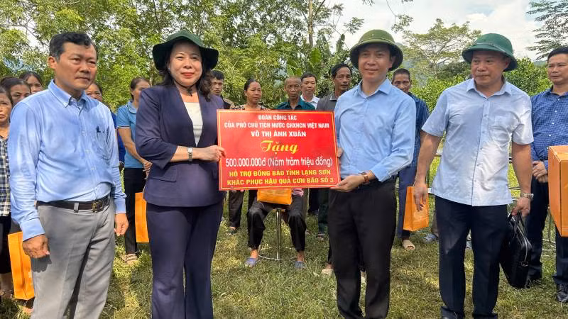 Phó Chủ tịch nước Võ Thị Ánh Xuân trao tặng 100 suất quà cho các hộ gia đình bị ảnh hưởng bão số 3 ở huyện Hữu Lũng (Lạng Sơn).