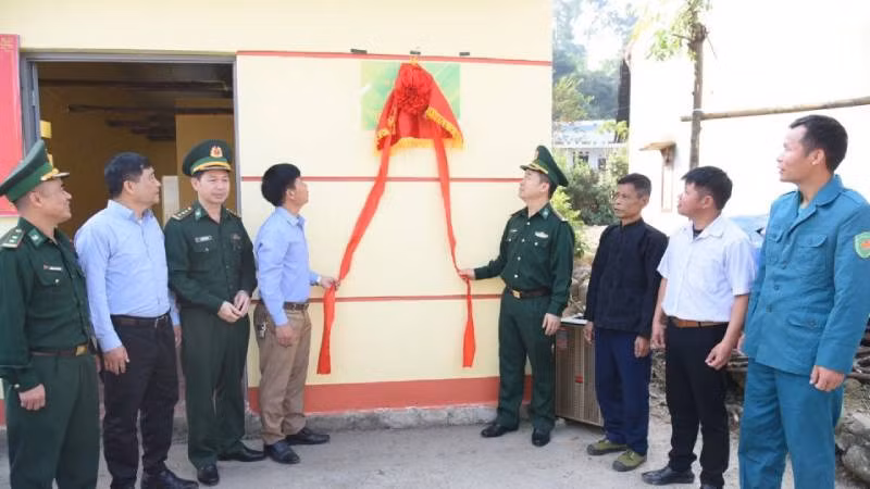 Đại diện lãnh đạo Bộ chỉ huy Bộ đội Biên phòng tỉnh Lạng Sơn, cùng các cơ quan đơn vị ở xã Cao Lâu, Cao Lộc, tổ chức khánh thành bàn giao nhà mới xây cho hộ gia đình ông Tô Văn Oanh. 