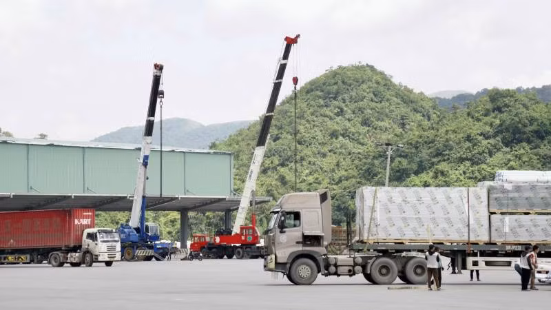 Bóc gỡ hàng hóa nhập khẩu tại bãi xe cửa khẩu Tân Thanh (huyện Văn Lãng).