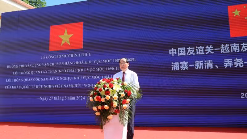 Phó Chủ tịch Ủy ban nhân dân tỉnh Lạng Sơn phát biểu tại lễ công bố mở chính thức đường vận chuyển chuyên dụng hàng hóa.