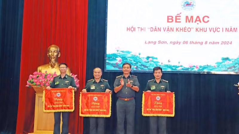 Đại diện ban tổ chức trao giải Nhì cho các đội tham gia hội thi.