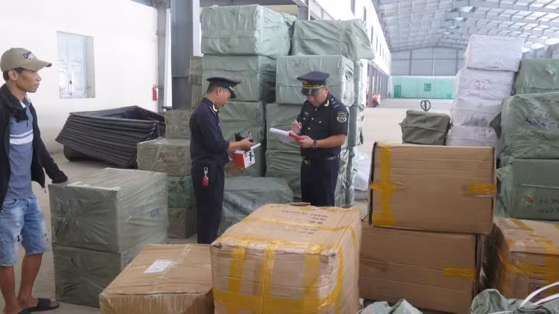 Công chức hải quan, Chi cục hải quan cửa khẩu Tân Thanh, Văn Lãng (Lạng Sơn), kiểm tra hàng hóa nhập khẩu của các doanh nghiệp.