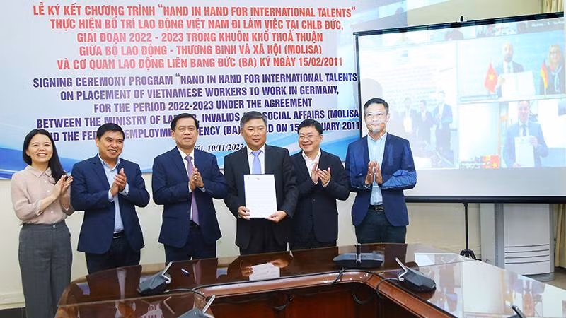 Ký kết Chương trình “Hand in hand for international talents” theo hình thức trực tuyến (Ảnh: Molisa).