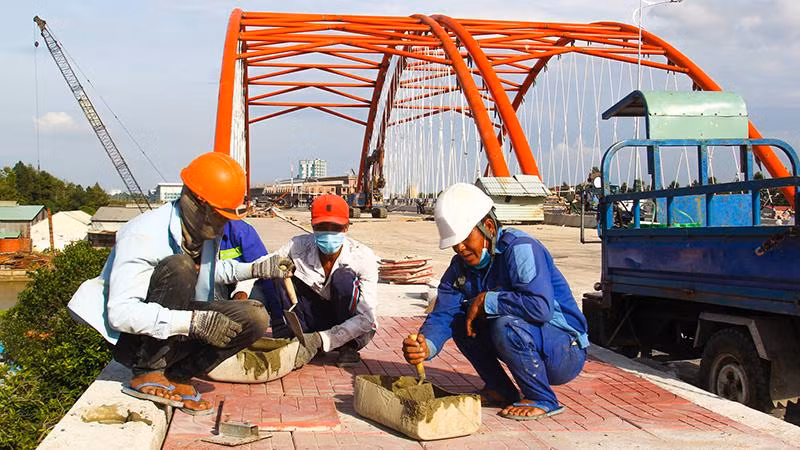 Công trình cầu Cái Cam 2 đang trong giai đoạn hoàn thiện. 