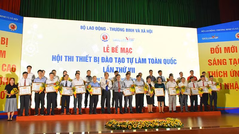 Trao thưởng cho các thầy, cô giáo đoạt giải tại Hội thi thiết bị đào tạo tự làm toàn quốc lần thứ VII năm 2022 (Ảnh: GDVT).