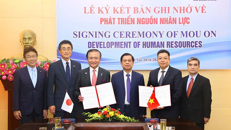 Ký Bản ghi nhớ về phát triển nguồn nhân lực giữa Bộ Lao động-Thương binh và Xã hội và chính quyền tỉnh Kanagawa. (Ảnh: Molisa)