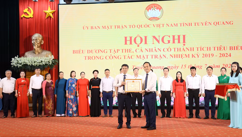 Đồng chí Hoàng Việt Phương, Phó Chủ tịch Ủy ban nhân dân tỉnh trao bằng khen cho các tập thể.