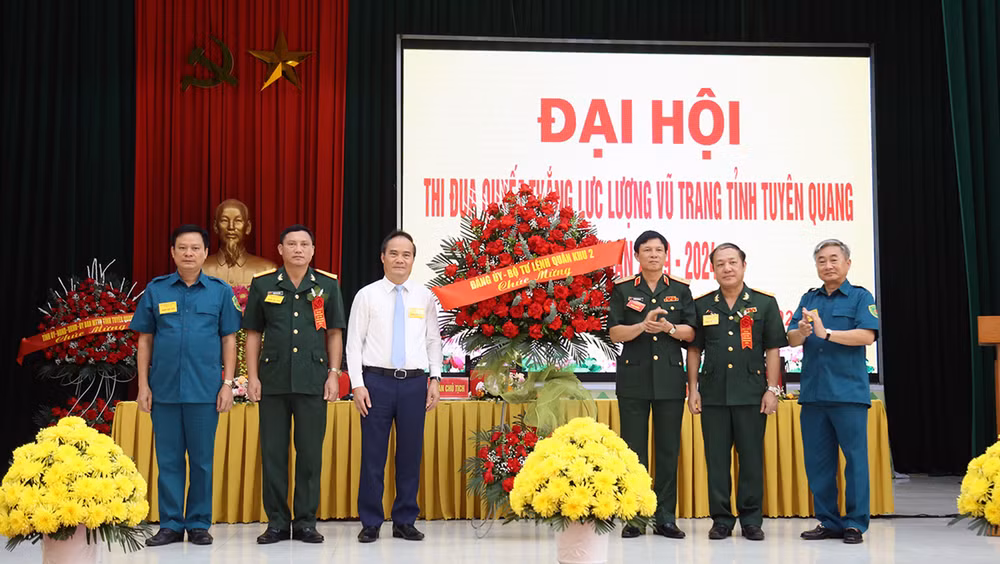 Thiếu tướng Nguyễn Hồng Thái, Phó Chính ủy Quân khu 2 tặng hoa chúc mừng đại hội.