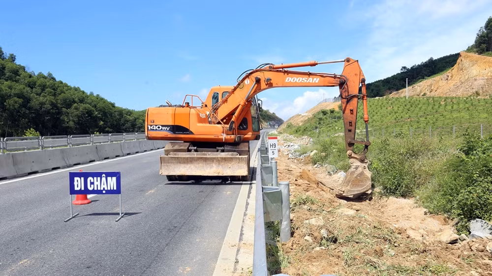 Nhà thầu thi công huy động máy xúc đào rãnh dẫn nước.