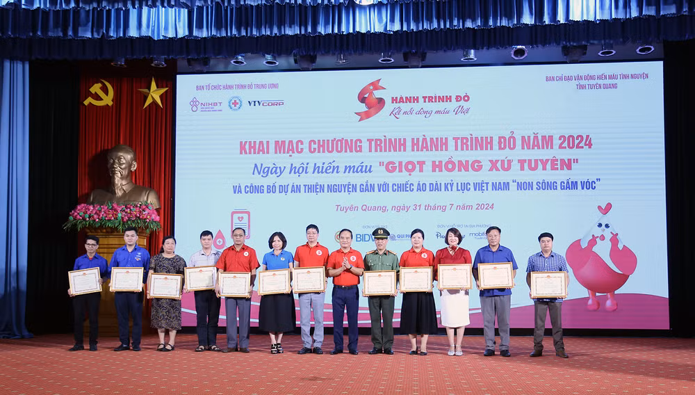 Phó Chủ tịch Ủy ban nhân dân tỉnh Tuyên Quang Hoàng Việt Phương trao bằng khen cho các cá nhân, tập thể. Phó Chủ tịch Ủy ban nhân dân tỉnh Tuyên Quang Hoàng Việt Phương trao bằng khen cho các cá nhân, tập thể.