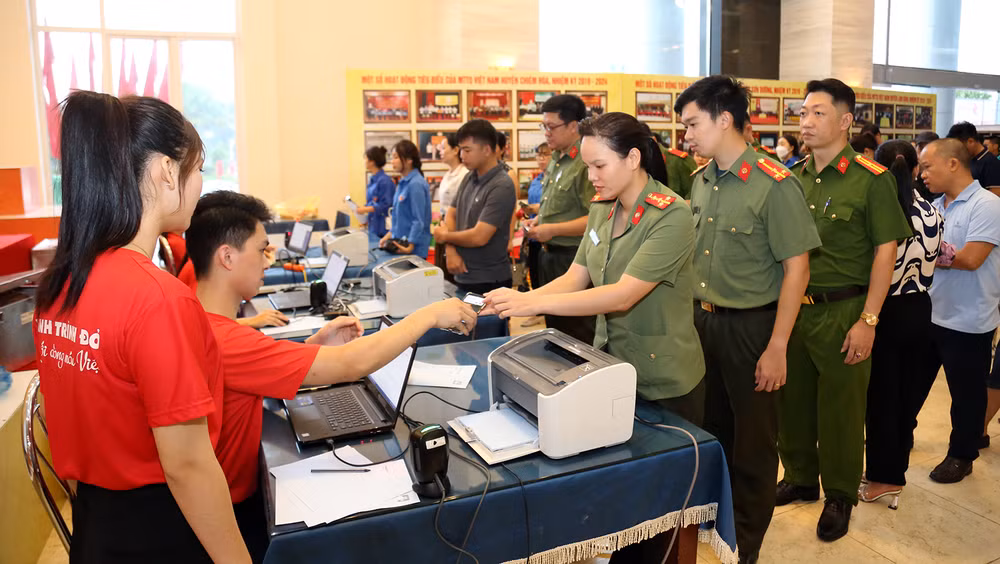 Cán bộ, chiến sĩ công an tỉnh Tuyên Quang tham gia hiến máu tình nguyện. Cán bộ, chiến sĩ công an tỉnh Tuyên Quang tham gia hiến máu tình nguyện.