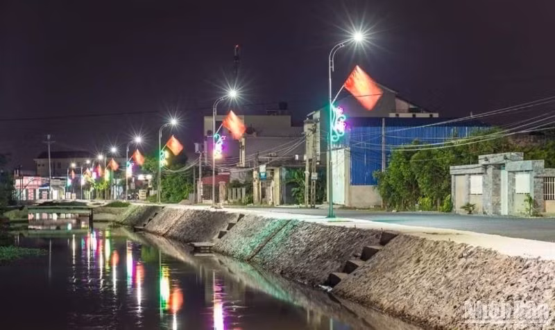 Các tuyến đường tại xã Bình Định (huyện Kiến Xương, tỉnh Thái Bình) được thắp sáng vào ban đêm.