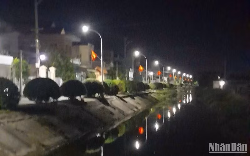 Xã Đông Minh (huyện Tiền Hải, tỉnh Thái Bình) triển khai hiệu quả việc lắp đặt đèn điện "Thắp sáng đường quê".