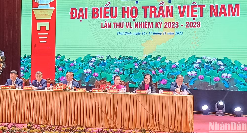 Đoàn Chủ tịch Đại hội đại biểu họ Trần Việt Nam. (Ảnh: MAI TÚ)