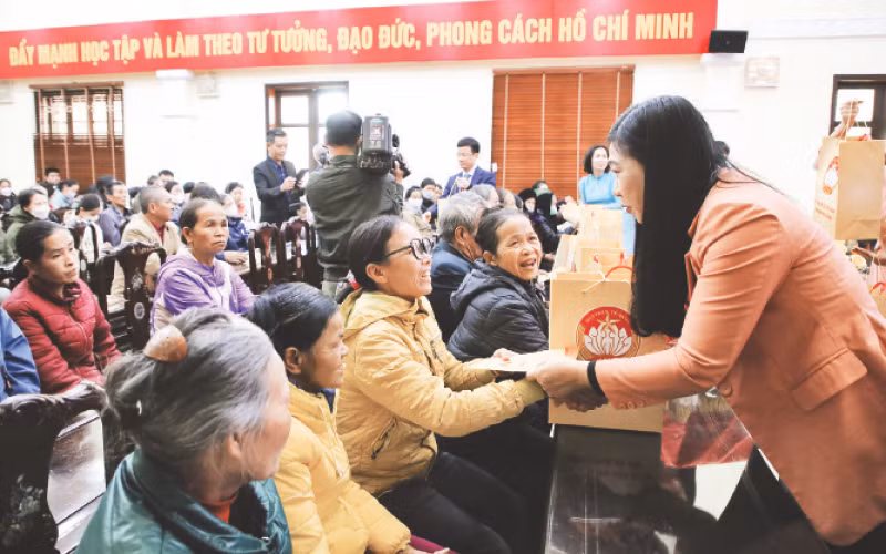 Chủ tịch Ủy ban MTTQ thành phố Hà Nội Nguyễn Lan Hương trao quà tặng hộ nghèo của huyện Sóc Sơn. (Ảnh Nguyễn Phượng)