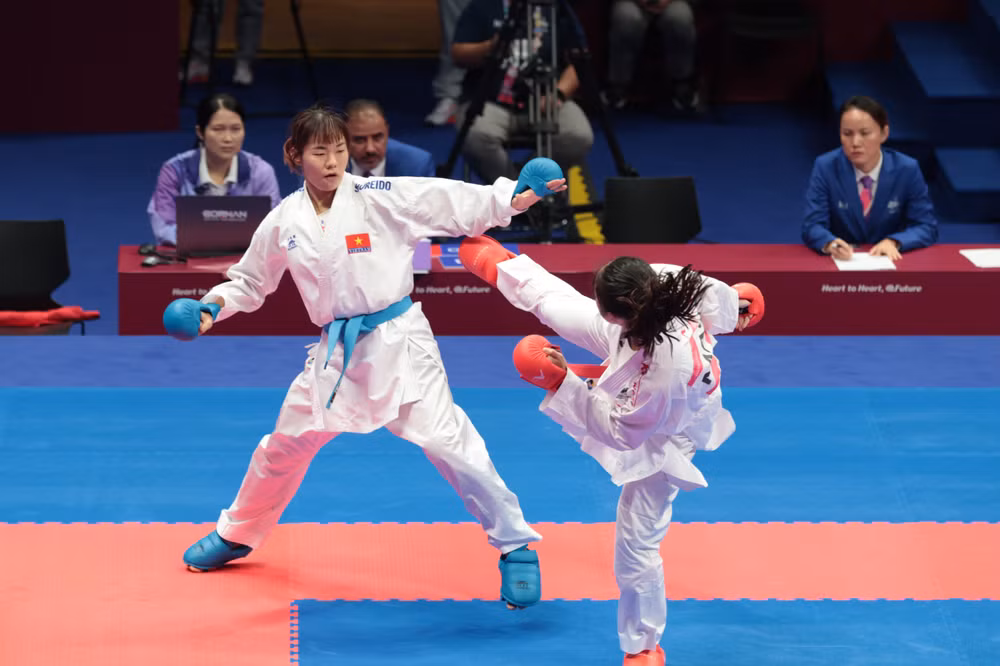 Nguyễn Thị Ngoan (găng xanh) không thể gây bất ngờ trước đối thủ chủ nhà Trung Quốc.