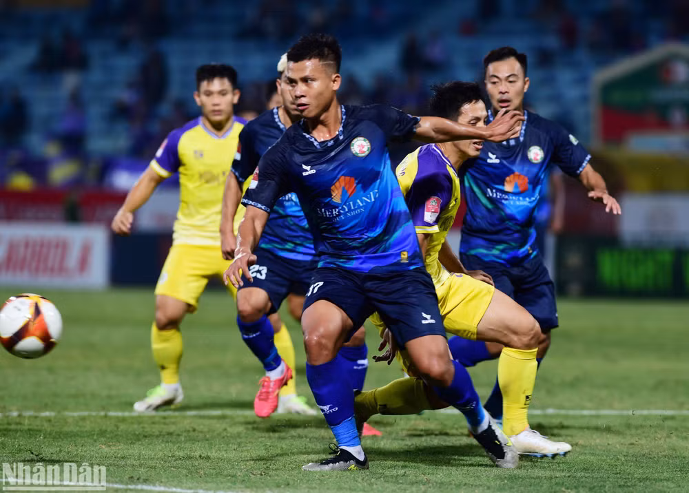 Hàng phòng ngự của Bình Định chơi đầy tính kỷ luật để không bị thủng lưới trước sức ép.