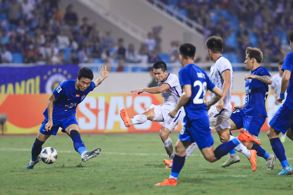 Tuấn Hải tung cú dứt điểm về khung thành Wuhan Three Towns. (Ảnh: Hà Nội FC)