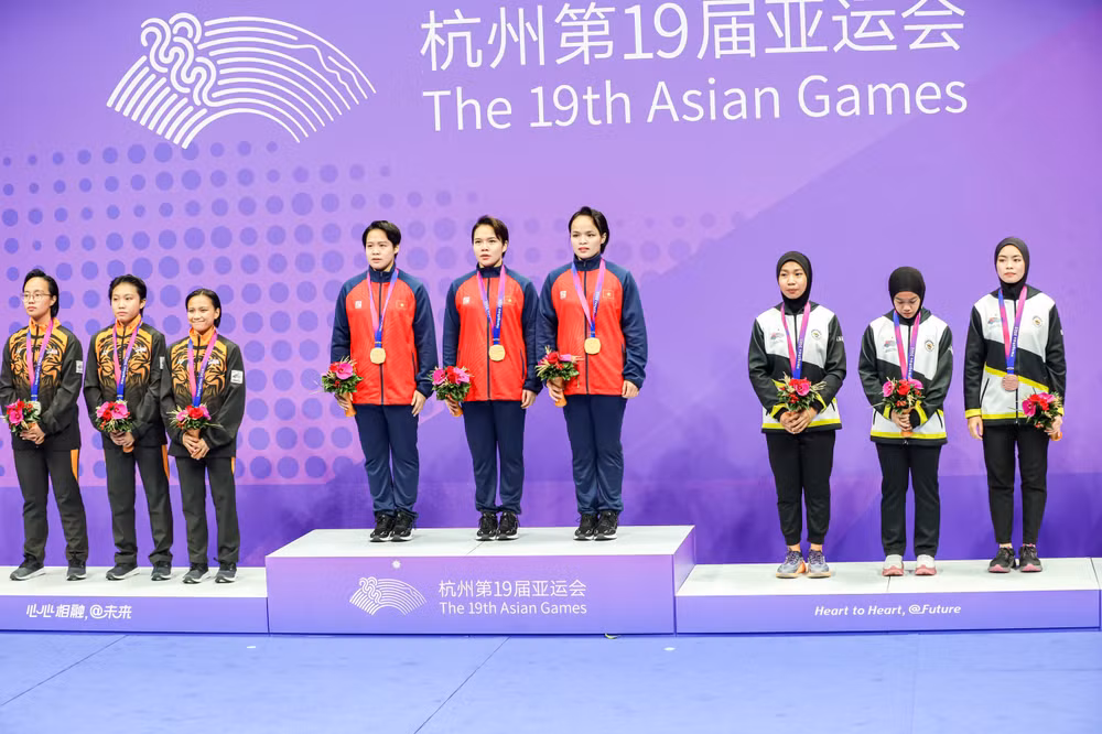 Các cô gái Việt Nam trên bục nhận huy chương.