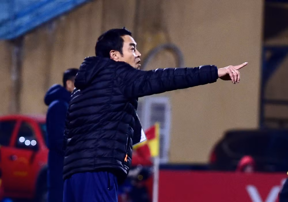 Huấn luyện viên Nguyễn Văn Nam (Hà Nội FC) chỉ đạo các cầu thủ.