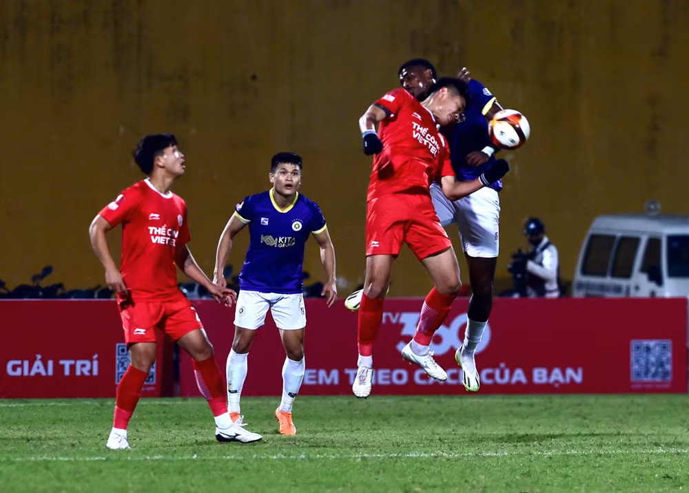 Tranh chấp quyết liệt khu vực trung tuyến.