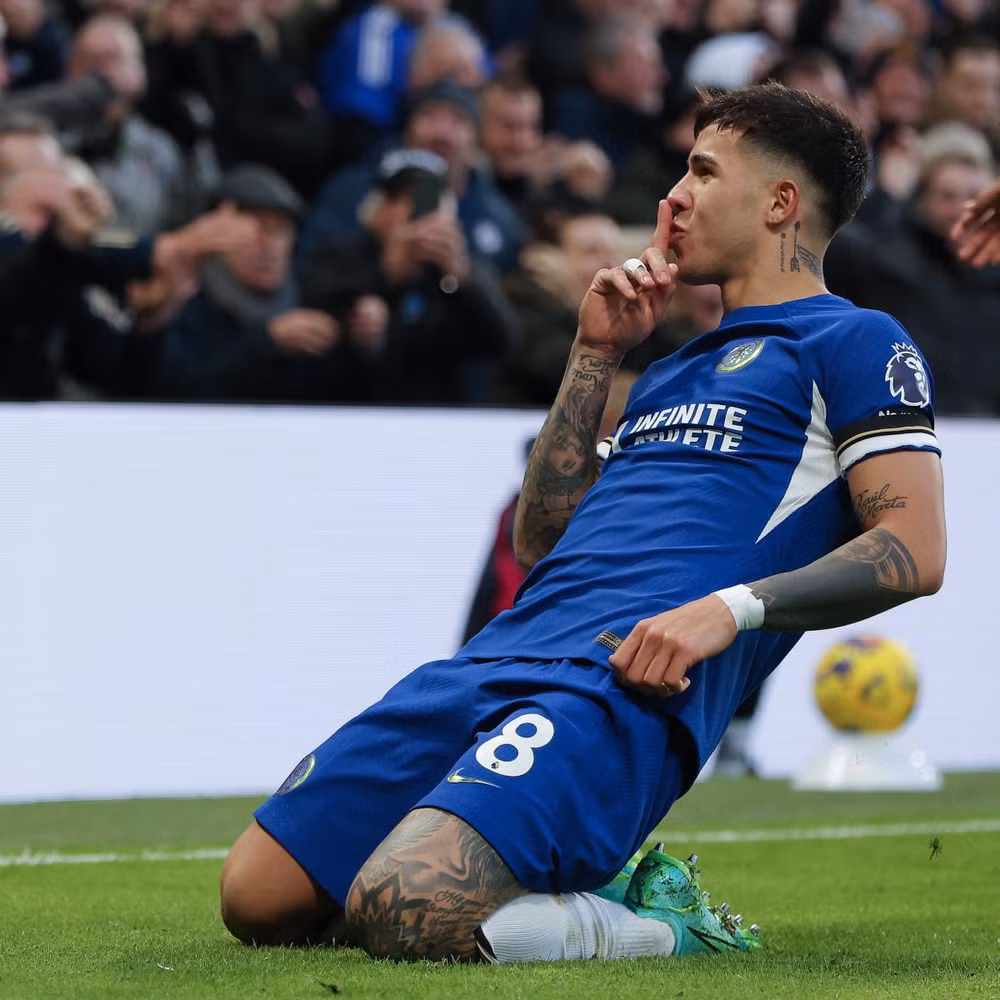 Chelsea lách luật để ký hợp đồng dài hạn với các ngôi sao trẻ như Enzo. (Ảnh: Chelsea)