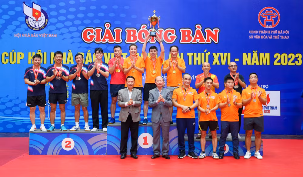 Đại diện Ban Tổ chức trao giải Đồng đội nam cho các vận động viên. (Ảnh: BTC)