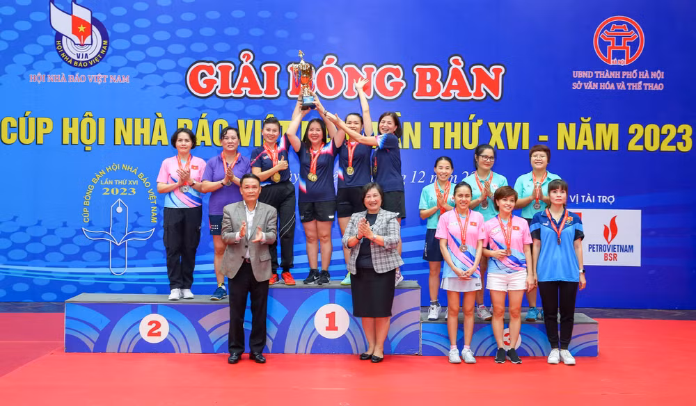 Đại diện Ban Tổ chức trao giải hạng mục Đồng đội nữ. (Ảnh: BTC)