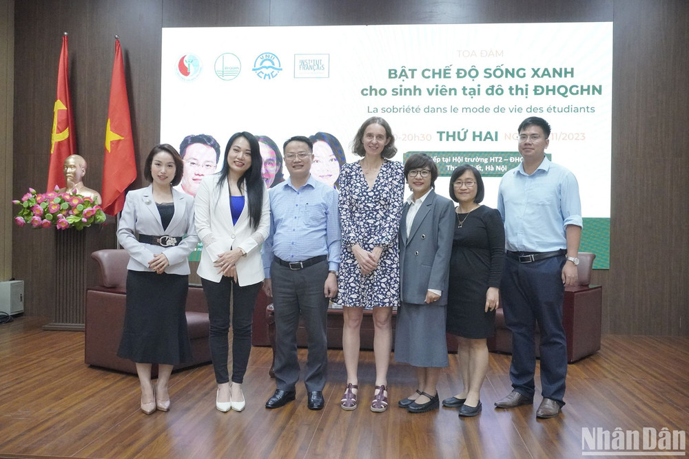 Các diễn giả và Ban tổ chức chụp hình lưu niệm tại sự kiện. (Ảnh: CHÍ CÔNG)