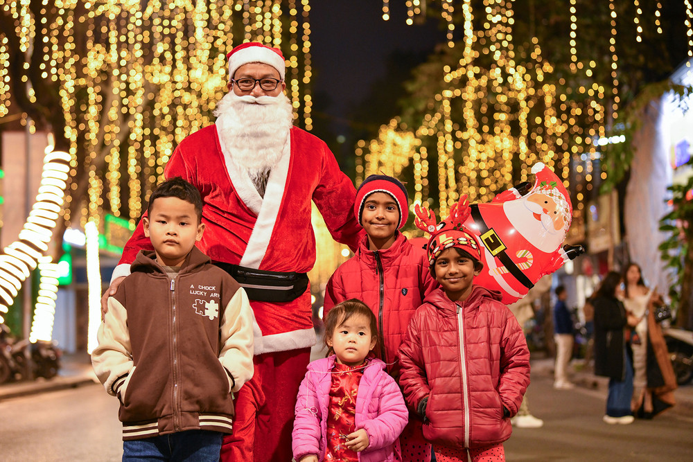 Ảnh] Không khí Noel rộn ràng khắp đường phố Hà Nội | Báo Nhân Dân điện tử