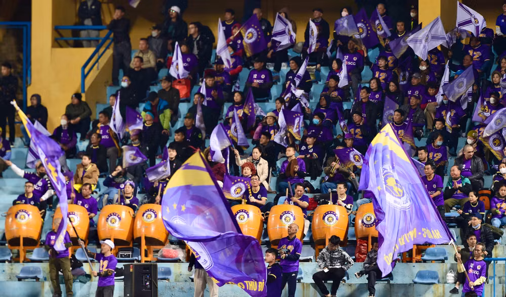 Người hâm mộ Hà Nội tràn đầy khí thế trước trận đấu.