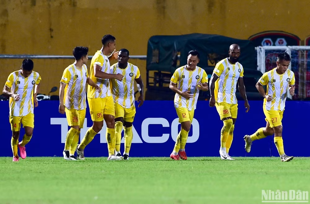 Các cầu thủ Thanh Hoá ăn mừng bàn thắng ở hiệp 1. Các cầu thủ Thanh Hoá ăn mừng bàn thắng ở hiệp 1.