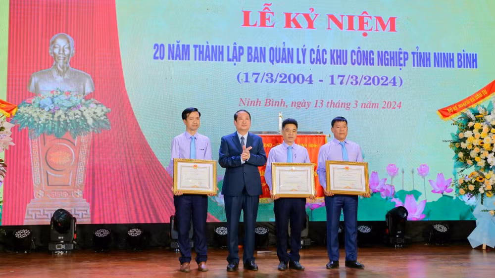 Đồng chí Phó Bí thư Thường trực Tỉnh ủy Ninh Bình Mai Văn Tuất trao Bằng khen của Ủy ban nhân dân tỉnh cho các tập thể có thành tích xuất sắc trong công tác. (Ảnh: ANH TUẤN)