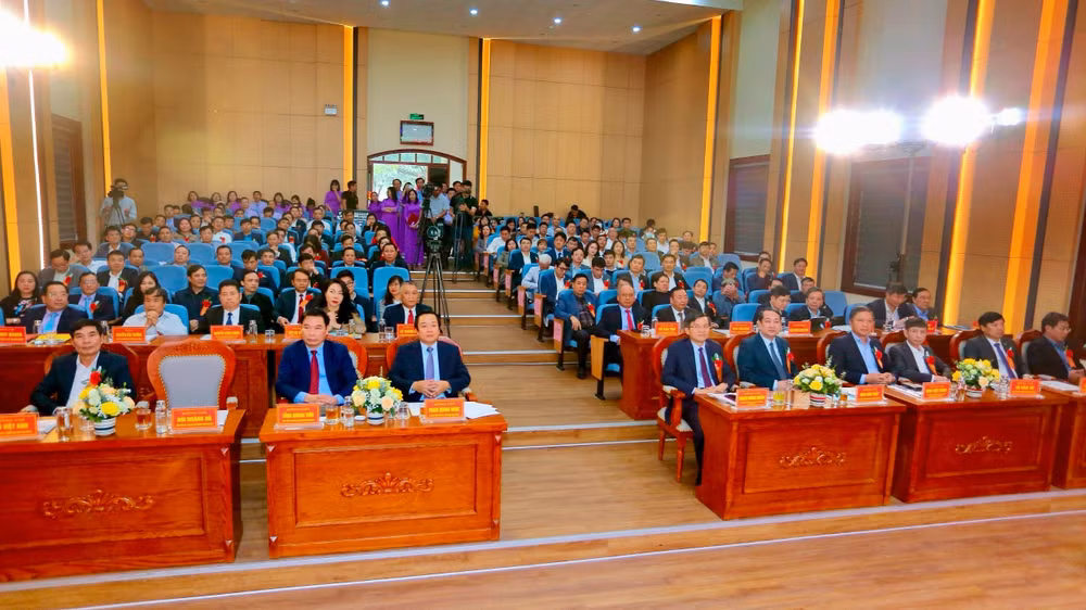 Tại lễ kỷ niệm, các thế hệ cán bộ công chức, người lao động của Ban Quản lý các khu công nghiệp gặp gỡ ôn lại truyền thống, vẻ vang trong suốt quá trình xây dựng và phát triển các khu công nghiệp trong 20 năm qua. (Ảnh: ANH TUẤN)