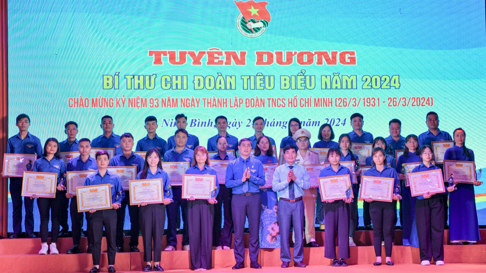 Lãnh đạo Ban Dân vận Tỉnh ủy và Tỉnh đoàn Ninh Bình trao bằng khen cho các đồng chí Bí thư Chi đoàn tiêu biểu năm 2024. (Ảnh: TRƯỜNG GIANG)