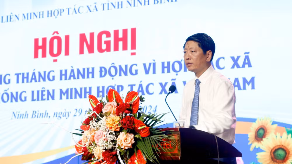 Đồng chí Trần Song Tùng, Trưởng Ban Chỉ đạo phát triển Kinh tế tập thể tỉnh Ninh Bình cho biết, hiện Ninh Bình có hơn 500 hợp tác xã và 2 Liên hiệp hợp tác xã, thu hút hơn 300 nghìn thành viên tham gia, là lực lượng nòng cốt tham gia tích cực vào phong trào xây dựng nông thôn mới. (Ảnh: MINH ĐƯỜNG)
