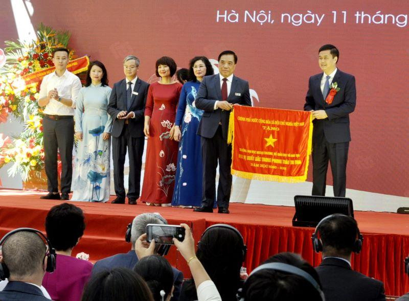 Trường đại học Ngoại thương đón nhận Cờ thi đua của Chính phủ.