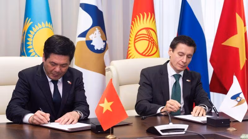 Bộ trưởng Nguyễn Hồng Diên và Bộ trưởng Andrey Slepnev ký Biên bản khóa họp. (Ảnh: Thanh Thể)