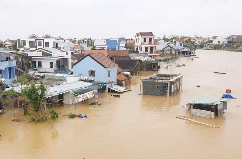 Nước sông dâng cao làm nhiều khu dân cư ở thành phố Hội An ngập sâu.