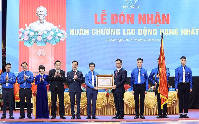Bí thư Đoàn Khối các cơ quan Trung ương Bùi Hoàng Tùng (thứ 5 từ phải sang) đại diện tuổi trẻ Khối đón nhận Huân chương Lao động hạng Nhất tại Đại hội.