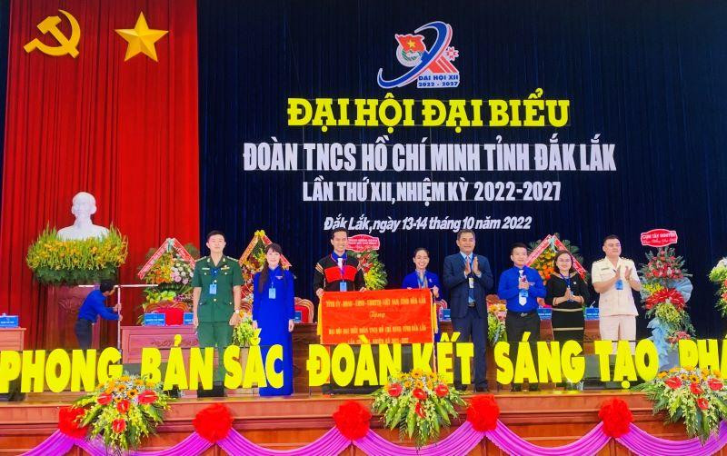 Tặng bức trướng cho Đại hội Đoàn Thanh niên Cộng sản Hồ Chí Minh tỉnh Đắk Lắk lần thứ XII, nhiệm kỳ 2022-2027.