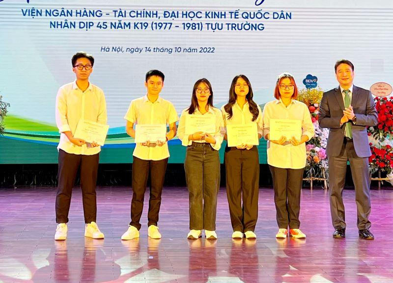 Sinh viên tiêu biểu nhận học bổng. 